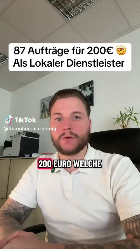 Florian Dembinsky erklärt im Büro einen Monat aus einem Google-Ads-Konto